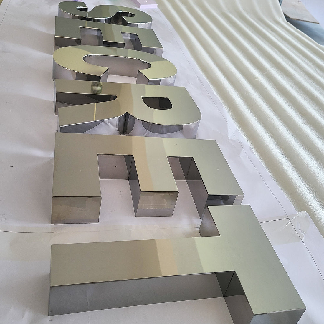 Custom 3D Stainless Steel Wall Art Letters Decor Interior Wall Channel Letter Logo Sign Outdoor Advertising Sign