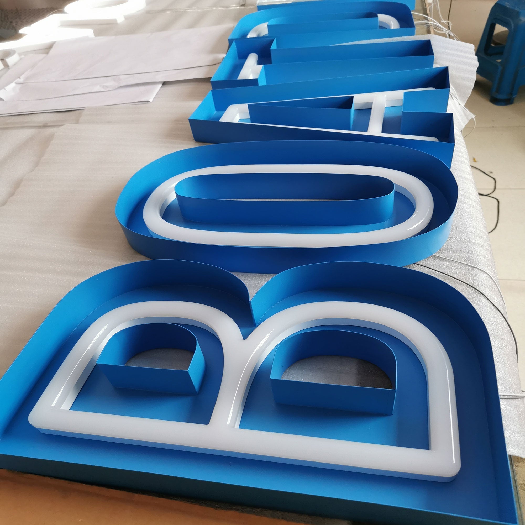 Frontlit 3D LED Faux Neon Signs Illuminated Acrylic Letters with Metal Channels Exterior Signs