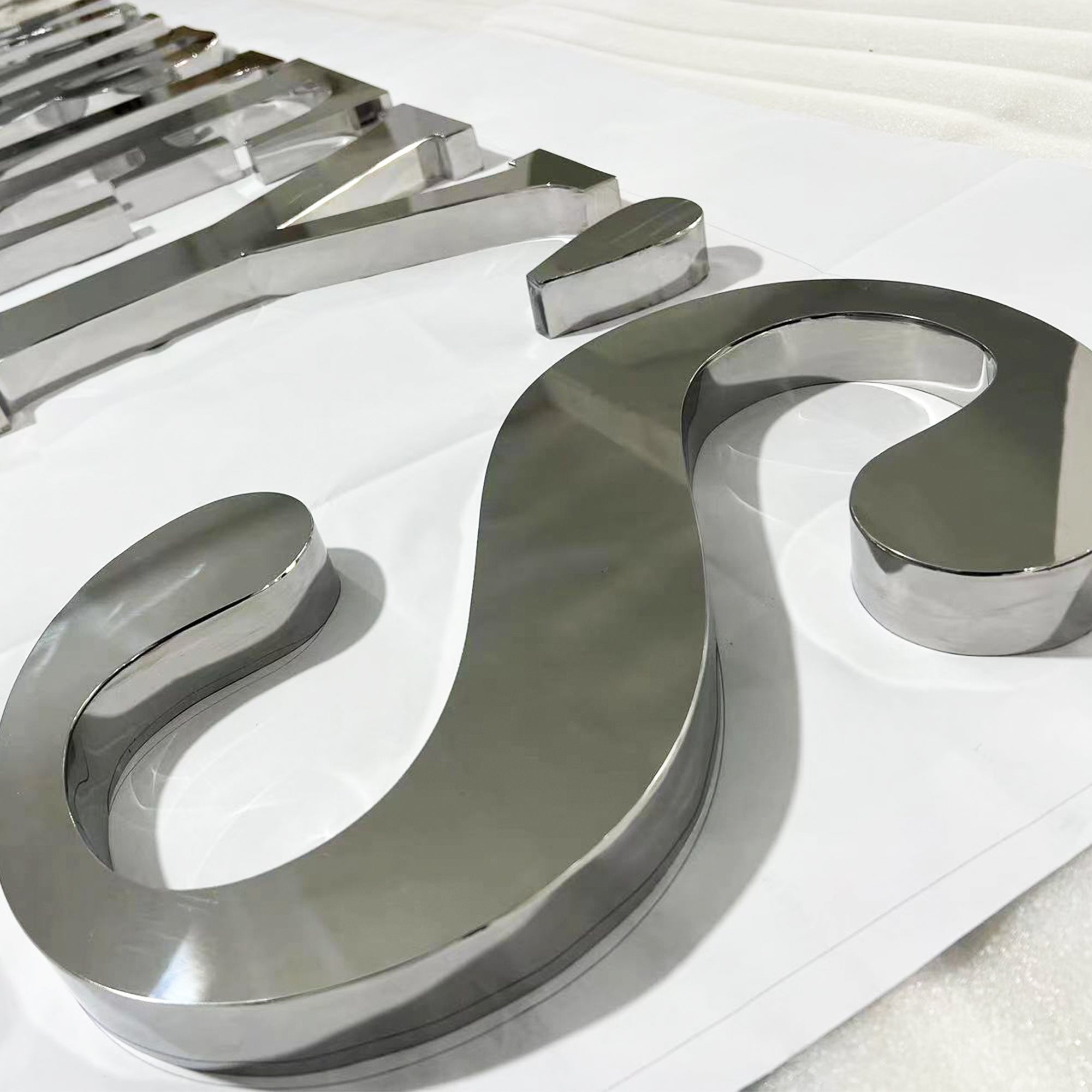 Custom Luxury Metal 3D Letter Mirror Finish Fabricated Channel letter for Stores